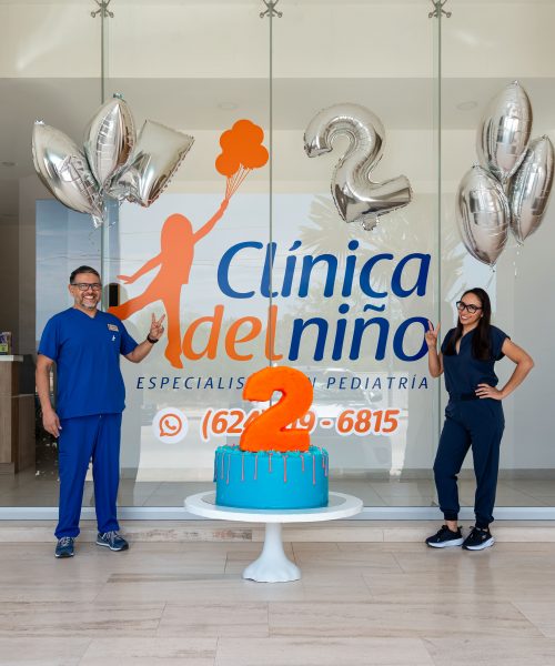 Pediatra en Los Cabos fuera de clínica pediátrica festejando