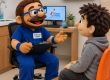 Dr. Barragán, pediatra de Clínica del Niño, conversa con un paciente durante una consulta de crecimiento y desarrollo del adolescente en el consultorio