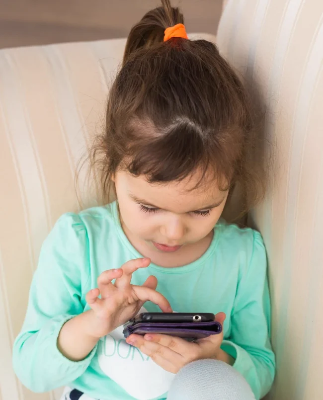 El impacto del tiempo de pantallas en el desarrollo infantil