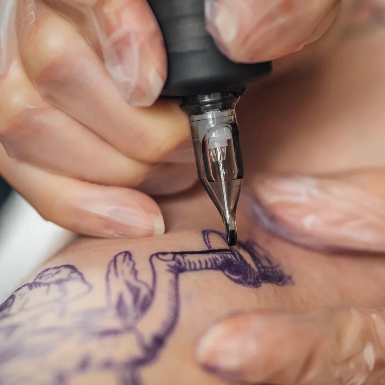 ¿Puedo hacerme un tatuaje si estoy lactando?