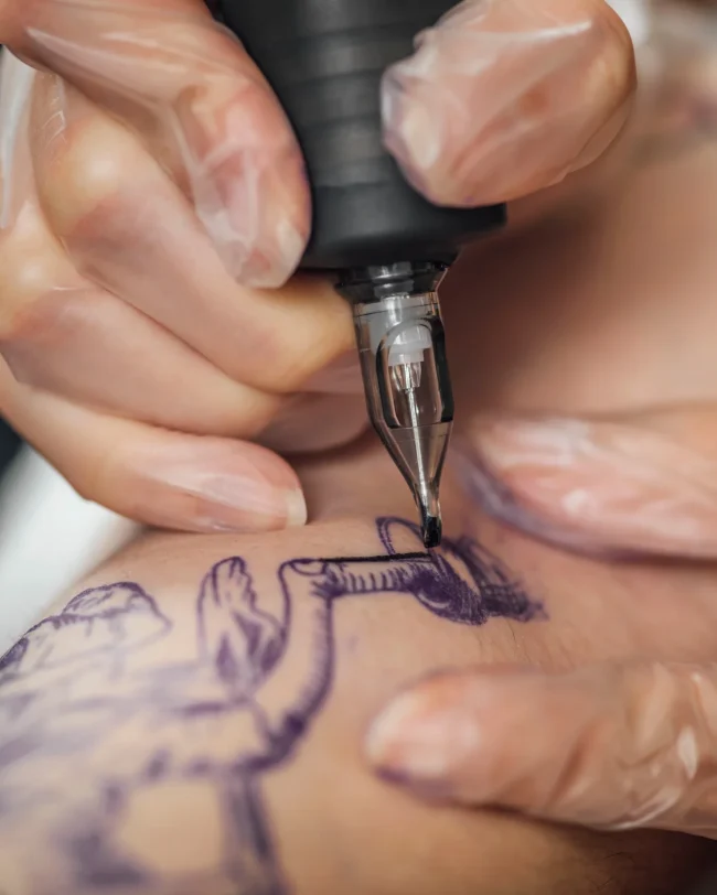 ¿Puedo hacerme un tatuaje si estoy lactando?