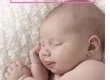 Recién nacido en brazos de sus padres primerizos